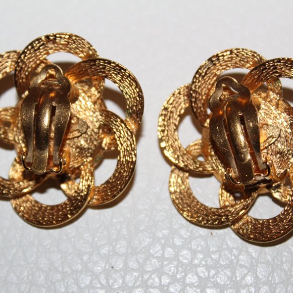 AUTHENTIC VINTAGE CHANEL GOLD TONE AND PEARL CLIP EARRINGS - Picture 6 of 7